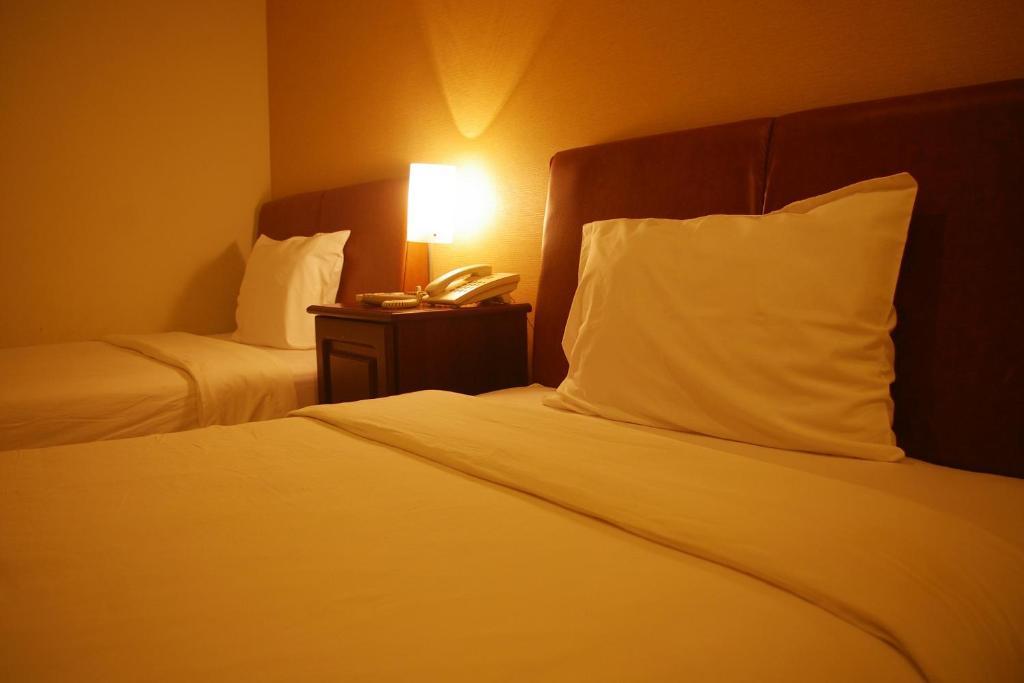 The Orchid Hotel Амбон Стая снимка