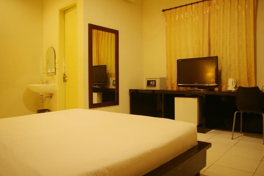 The Orchid Hotel Амбон Стая снимка